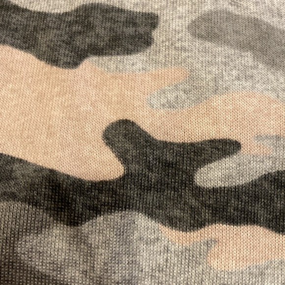 Secret Treasures XL (16/18) Super Soft Pink and Gray Camo Pajama/Lounge Top - Picture 6 of 8